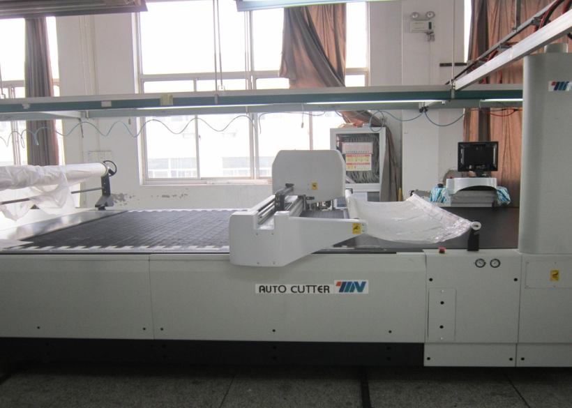Maquina cortadora automatica de tela (auto cutter) en fabrica