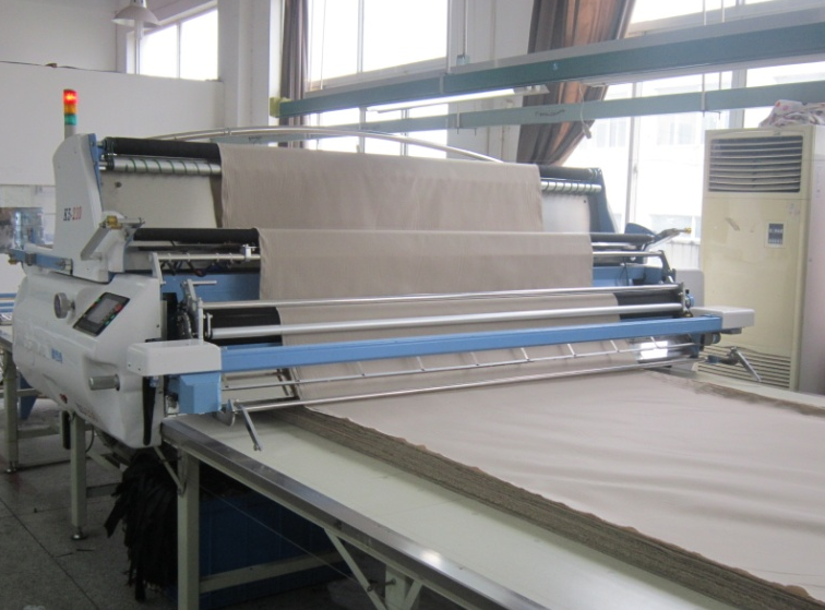 Maquina extendedora automatica de rollos de tela antes del corte