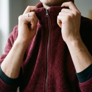 Personalizado chaqueta primer plano burdeos forro polar pelo cuello detalle