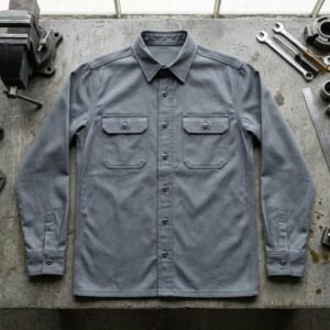 Camisa de trabajo en sarga color gris acero, en plano cenital